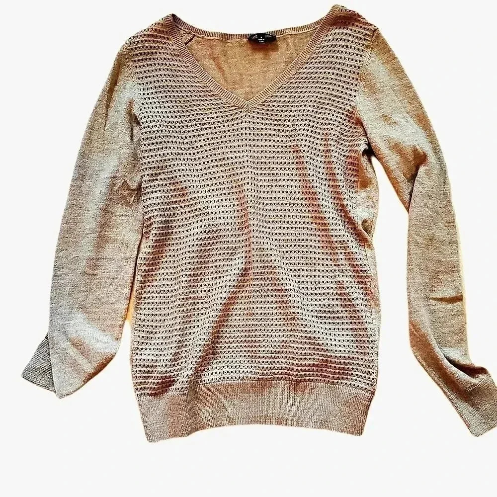 The Limited contrasting cream knits, lightweight v neck sweater Size Small